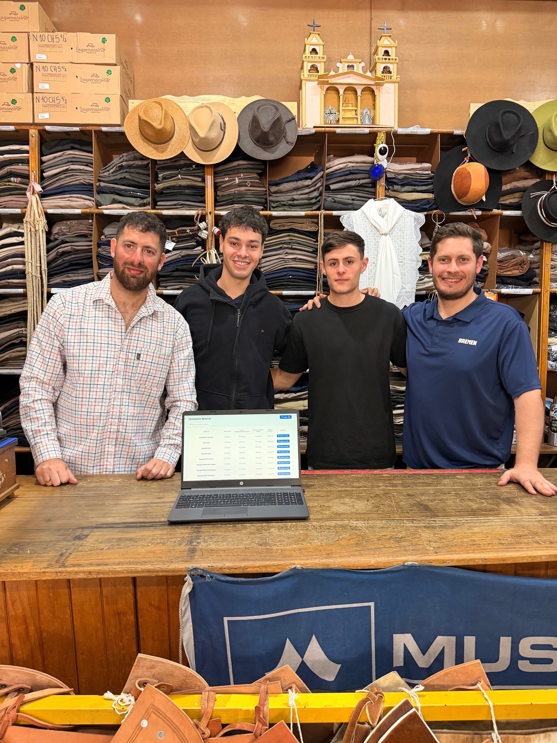 El equipo de GoSoftware entregando el sistema en Tienda La Fortuna
